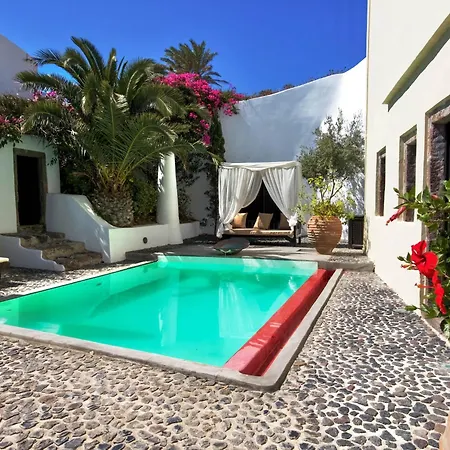 In Santorini With Stunning Outdoor Kitchen