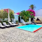 别墅 In Santorini With Stunning Outdoor Kitchen 梅加洛克里