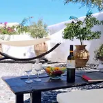 别墅 In Santorini With Stunning Outdoor Kitchen 梅加洛克里