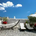 In Santorini With Stunning Outdoor Kitchen