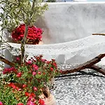 In Santorini With Stunning Outdoor Kitchen * 梅加洛克里